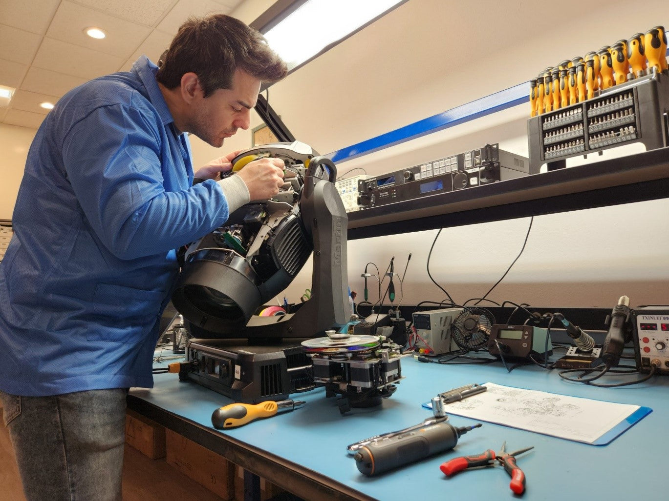 WHAT ARE THE KEY COMPONENTS OF A DMX MOVING STAGE LIGHT